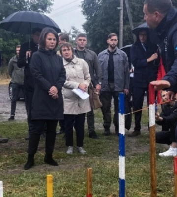 Бербок в Большой Дымерке пообещала дальнейшую помощь с разминированием