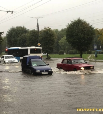 Знову велика вода в Луцьку: замість вулиць – річки, рух транспорту ускладнено