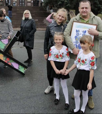 У Дніпрі «їжаків», яких діти власноруч розписували в День міста, продадуть з аукціону на користь ЗСУ