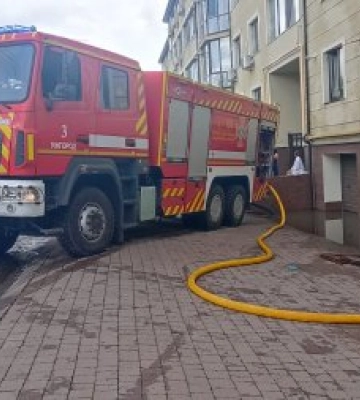 Відео як рятувальники Ужгорода ліквідовують наслідки негоди
