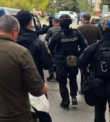 Допомагав чоловікам виїхати за кордон: правоохоронці затримали голову РВА