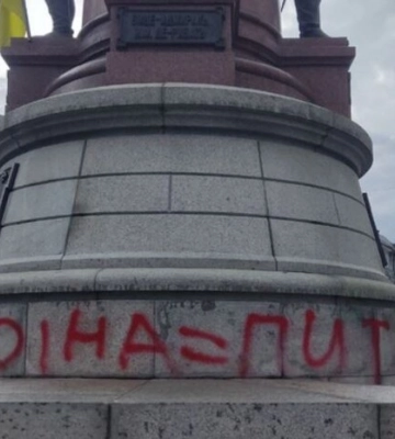 Невідомі розписали пам&#039;ятник Катерині ІІ в Одесі і порівняли її з Путіним 