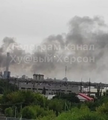 Громко и красиво: видео мощных взрывов на складе боеприпасов оккупантов в Каховке