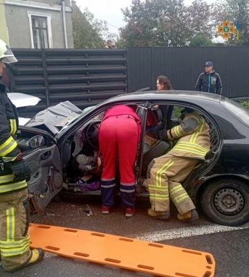 ДТП на Львівщині: рятувальники деблокували потерпілого водія авто