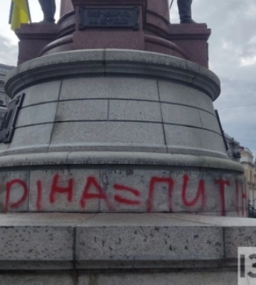 В Одессе на памятнике Екатерине II появилась надпись о путине