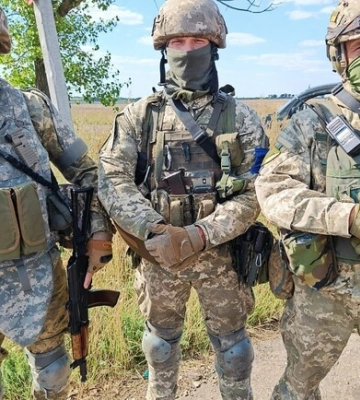 Вели 15 кілометрів у шалену спеку: дніпровські бійці врятували з-під обстрілів коней