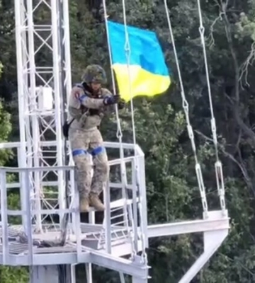 Воїни спецпідрозділу &quot;KRAKEN&quot; підняли прапор України в Савинцях на Харківщині. ВІДЕО+ФОТО