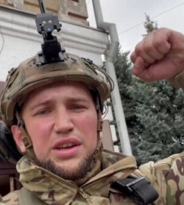 Воїни спецпідрозділу &quot;KRAKEN&quot; підняли прапор України в Савинцях на Харківщині. ВІДЕО+ФОТО