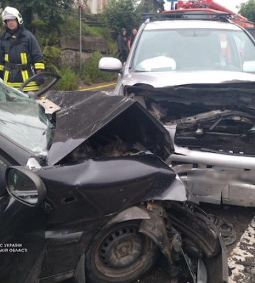 У Львівському районі деблокували травмованого водія