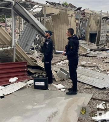 Поліцейські документують наслідки російських обстрілів у Дніпрі