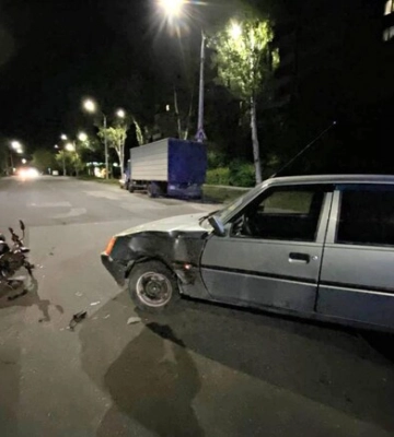 У Запоріжжі легковик врізався в мотоцикл: водія забрали до лікарні