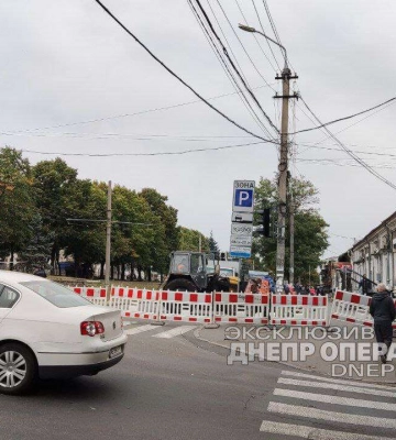 У Дніпрі через ракетний удар закрили проїзд по центру міста: як працює громадський транспорт