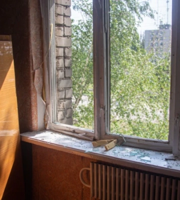 Разрушены жилые дома, магазины и рынок: фото разбора завалов в Днепре после ракетного удара