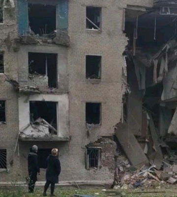 В Славянске обстрелом разрушен подъезд дома