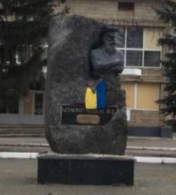 Російські прапори у Вовчанську опинилися в смітнику (відео)