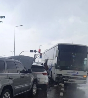 Унаслідок зіткнення 5 автівок ускладнений рух на об&#039;їзній дорозі Львова