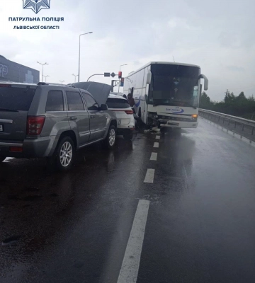 Унаслідок зіткнення 5 автівок ускладнений рух на об&#039;їзній дорозі Львова