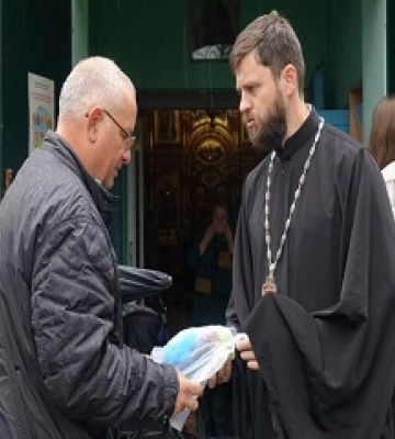 В Полтаве УПЦ раздала гуманитарную помощь переселенцам и провела благотворительные обеды