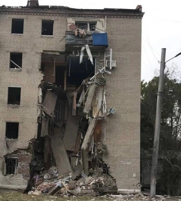 Російські окупанти влучили у багатоповерхівку у центрі Слов’янська 