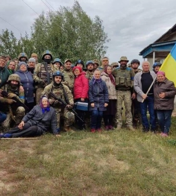 У зруйнованому окупантами Ізюмі підняли український прапор