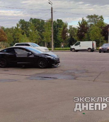 У Дніпрі на Перемозі Tesla в&amp;#039;їхала в Audi