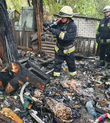 Дим на всю вулицю: у Дніпрі на Робочій спалахнуло сміття (фото та відео)