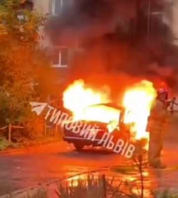 У Львові посеред подвір&#039;я згорів автомобіль: відео