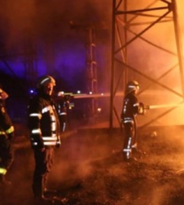 Після ударів ворога по ТЕС у Харкові зупинилося метро, а у Полтаві горіли тролейбуси: відео
