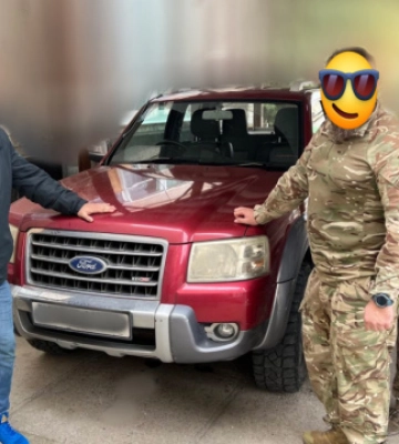 Мэр Ивано-Франковска привез на фронт автомобили и награды военным