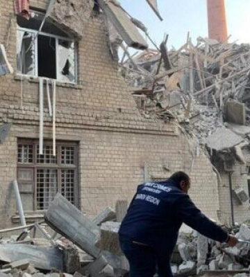 Ракетний удар окупантів по житловому будинку у Новобаварському районі Харкова: наразі відомо про одного загиблого