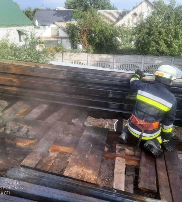 У Новомосковську загорілася приватна лазня: для ліквідації вогню приїхали дві бригади рятувальників