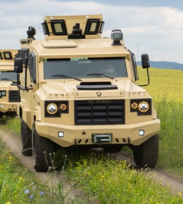 Волонтери придбали і передали українським військовим 11 броньованих машин (Фото)