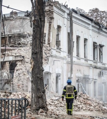 Наслідки ракетного удару по Дніпру: троє постраждалих і півсотні пошкоджених будинків