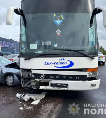 Зіткнення чотирьох автомобілів і автобуса біля Львова: подробиці