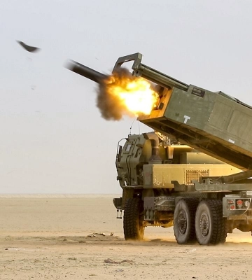ЗСУ за допомогою HIMARS і високоточних снарядів GMLRS знищили російську базу з бронетехнікою