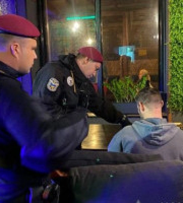 За минулі вихідні столичні поліцейські перевірили виконання часових обмежень роботи у понад 600 закладах громадського відпочинку