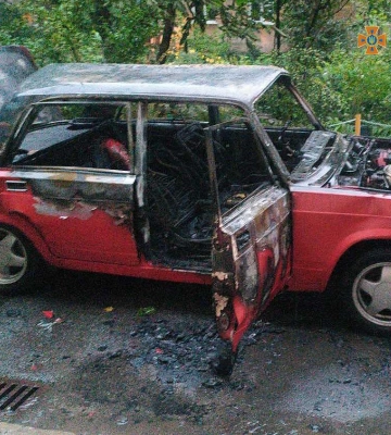 У Львові вщент згорів автомобіль: 2 людей отримали опіки, - ФОТО