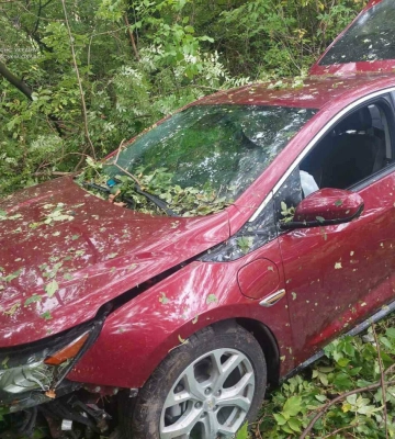 На Львівщині водійка Chevrolet вилетіла у кювет та застрягла між деревами, - ФОТО