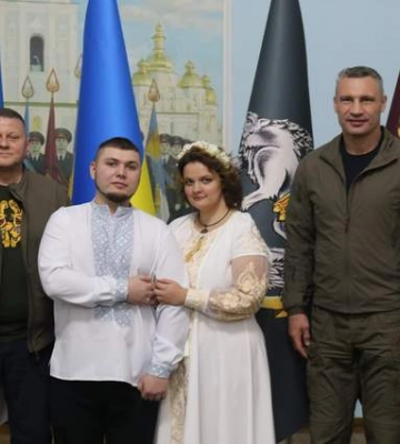 Залужний з шевроном Динамо розписав молодят, Кличко був свідком на весіллі