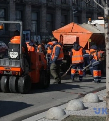 У Києві на Чоколівському бульварі ускладнений рух - оновлюють покриття