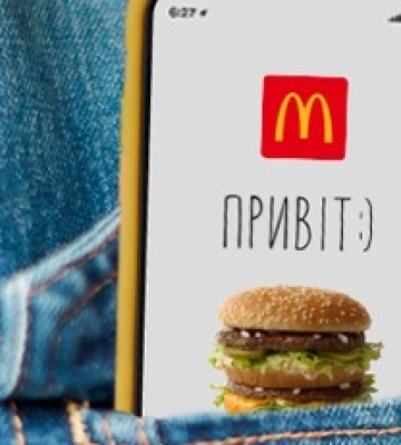 Чи готуються до відкриття? У Києві співробітників McDonald&#039;s засікли за цікавим заняттям