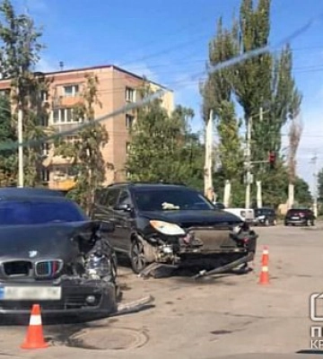 В Кривом Роге столкнулись два автомобиля, пострадала водительница