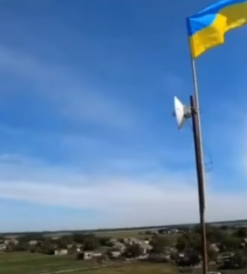 У звільненому Нововознесенському на Херсонщині вивісили синьо-жовтий прапор