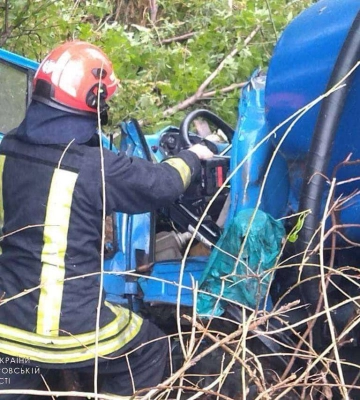 Смертельне ДТП на Дніпропетровщині: водія авто затисло конструкціями