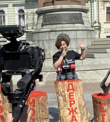 Напис на пам’ятнику Катерині. Поліція Одеси начиталася Шарія та влаштувала терор активістці