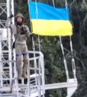 Украинский флаг подняли над селом у самой границы с РФ: видео