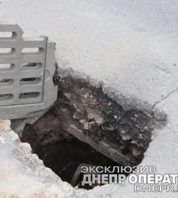 У Дніпрі на Сонячному замінюють ливнівки: фото