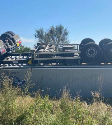 У Дніпропетровській області перекинулася вантажівка з п&amp;#039;яним водієм: фото