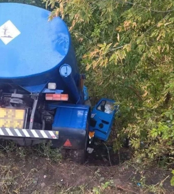 У Синельниківському районі бензовоз влетів у дерево: водій помер у «швидкій»