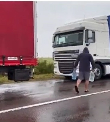 Підвозять воду та облаштовують побут: як волиняни допомагають  тисячам далекобійників, які «застрягли» на «Ягодині»